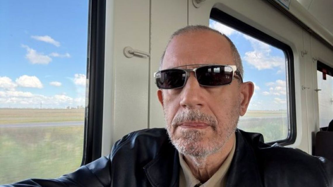 Maslatón cruzó a Adorni: “En primera viajan los boludos y los cagadores”