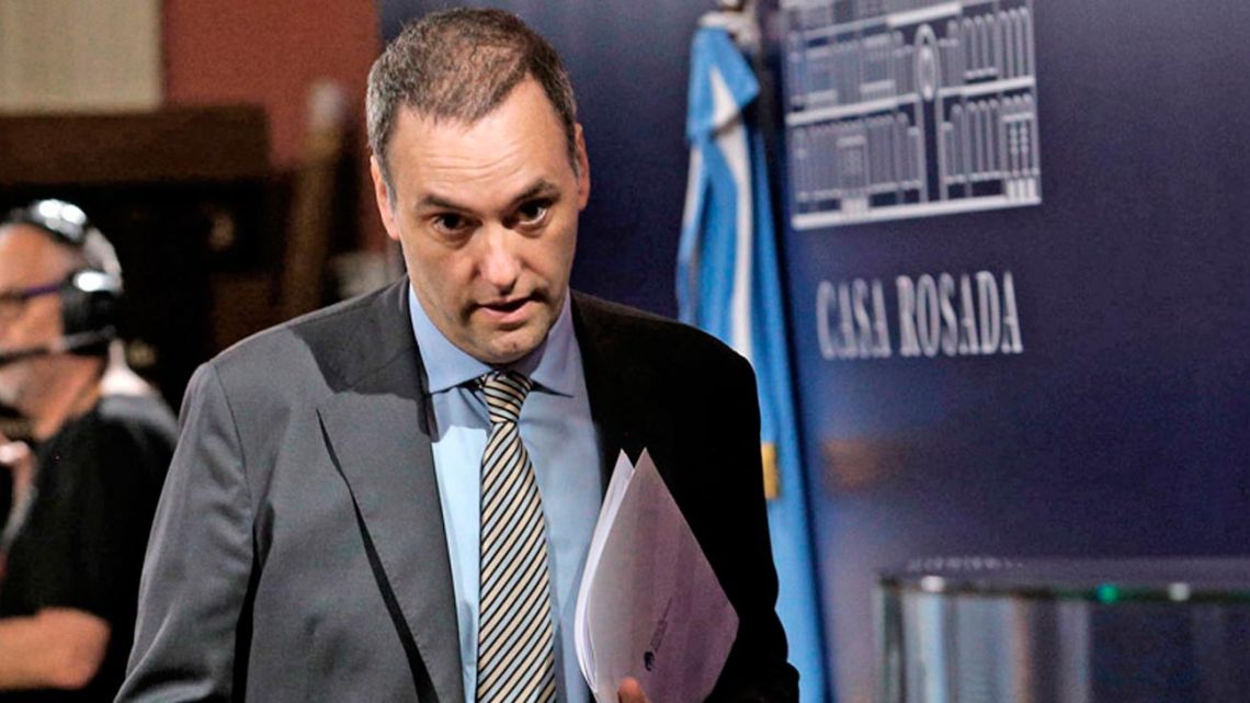 De la motosierra a los autos oficiales: la polémica por empleadas domésticas que salpica a Adorni