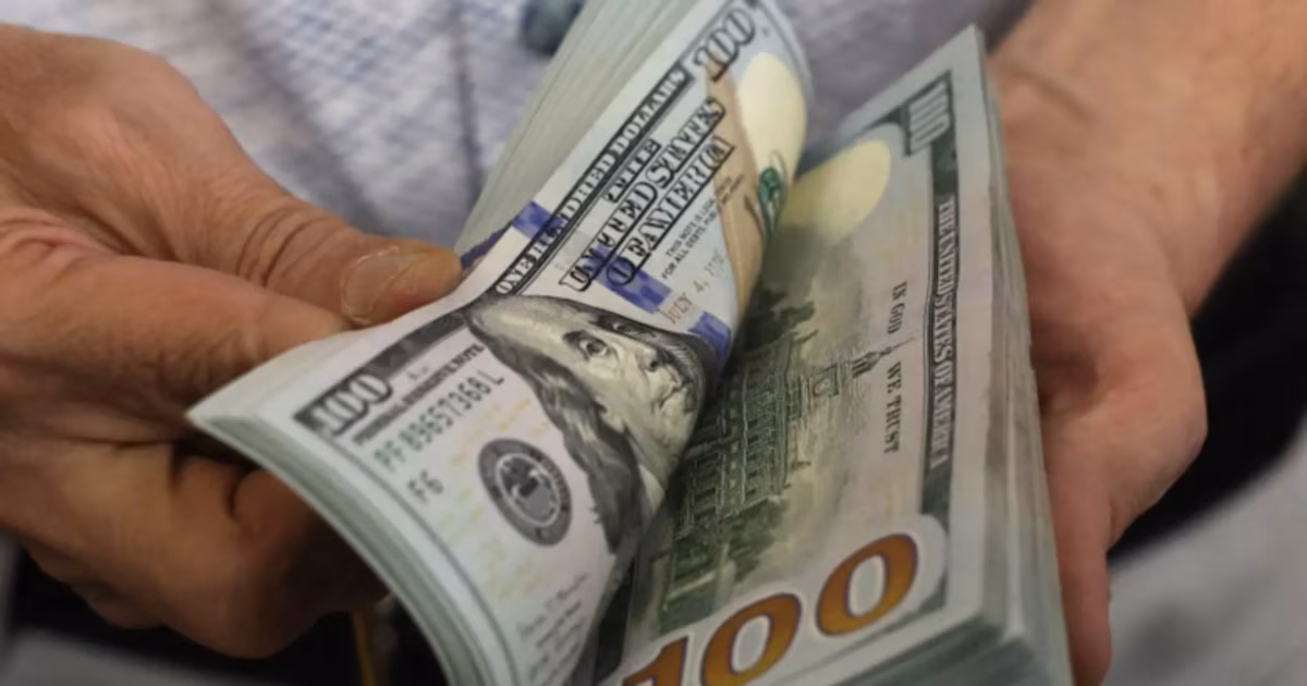 El dólar retomó la baja y cayó a $1.400, alejándose del techo de las bandas; mayorista y minorista registraron descensos