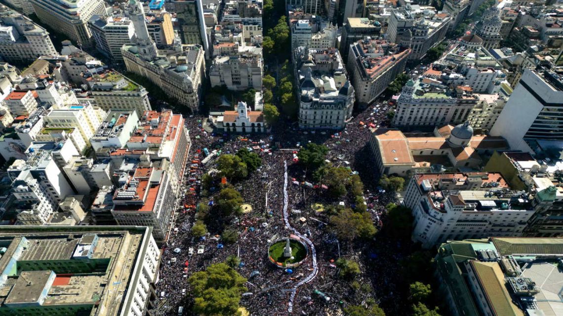 “Nos robaron como un botín de guerra”: miles colman Plaza de Mayo en el 50° aniversario del golpe