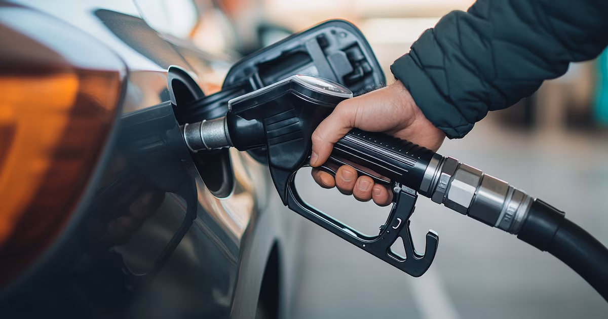 Cuánto paga un automovilista en impuestos por cada litro de nafta: impacto de tributos nacionales, provinciales y municipales