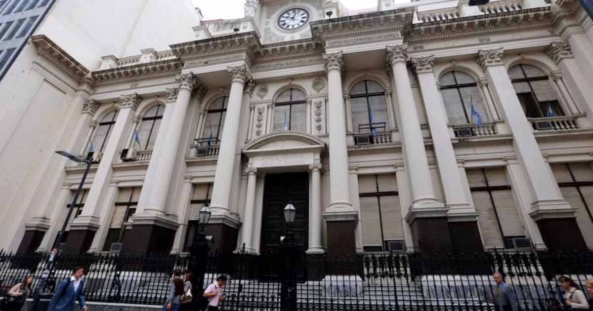 Banco Central compró más de USD 3.600 M en 2026 pero reservas anotaron séptima caída y cayeron bajo USD 44.000 M