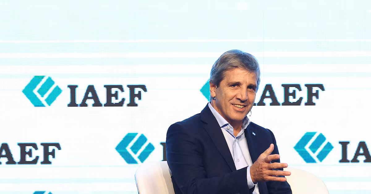 Caputo: no pueden forzar a los argentinos a tener pesos; espera desinflación y tiene fuente para pagar deuda