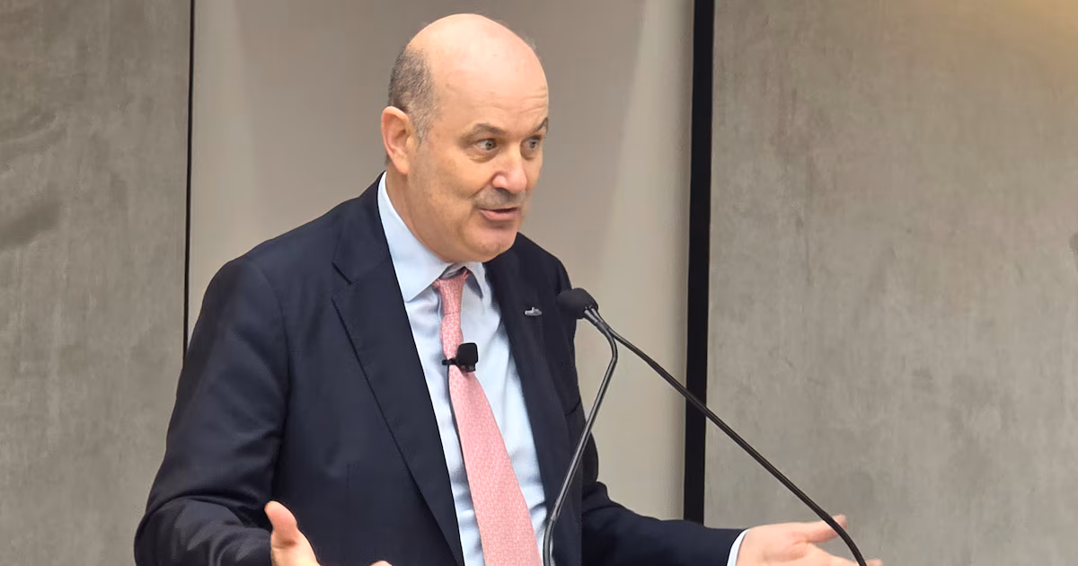 Sturzenegger y economistas se cruzan por la cantidad de empresas que cerraron en los últimos dos años