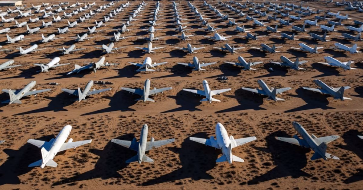 Arizona y sus 4.000 aviones bajo el sol: postal de EEUU que reaviva el debate político sobre gasto militar