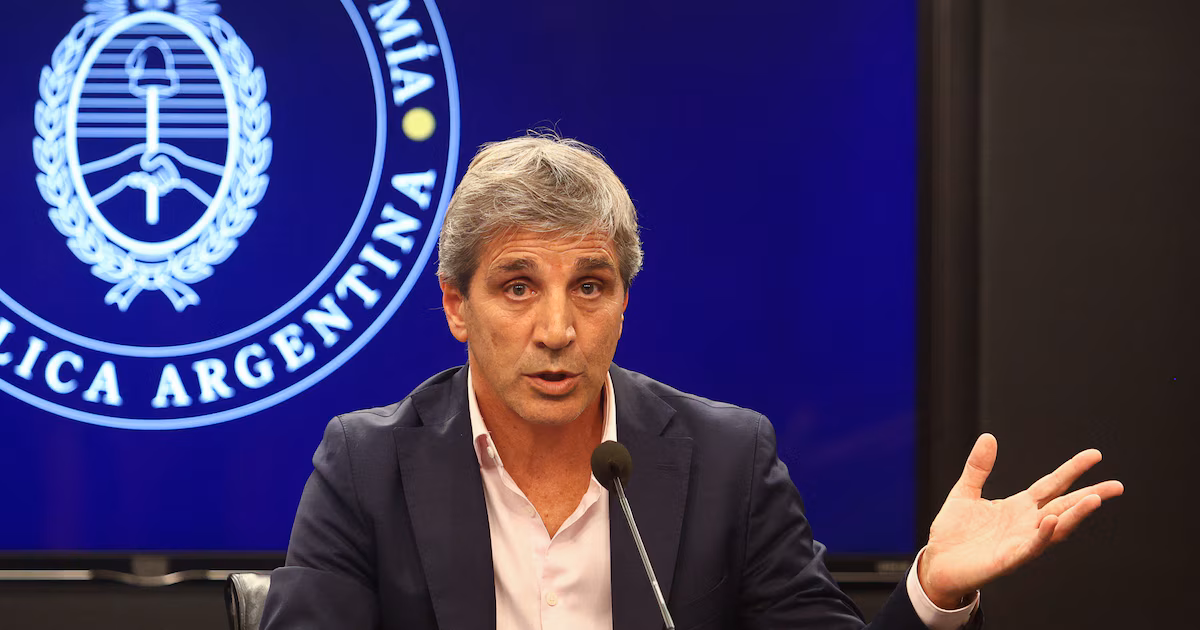 Caputo acelera la búsqueda de dólares para pago clave: faltan USD 1.800 millones y evalúa opciones