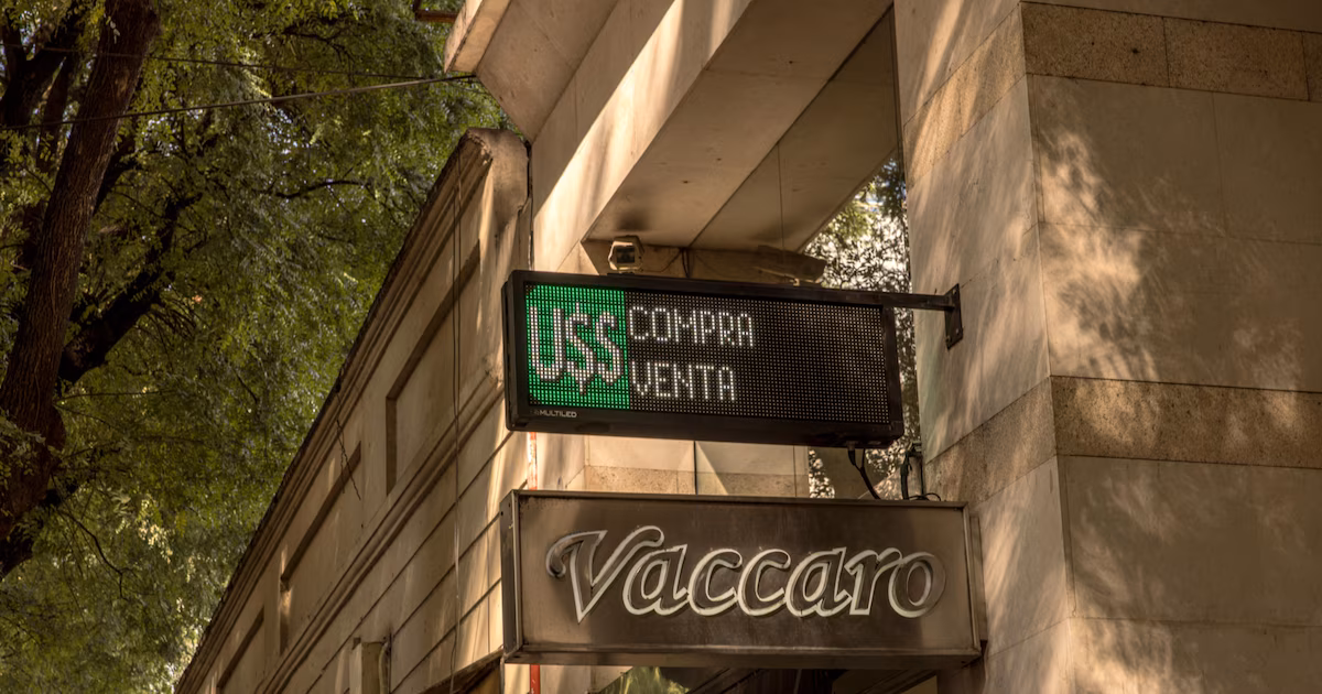 Dólar hoy en vivo: baja 10 pesos en la Argentina y se aleja de la tensión en un día de repunte bursátil global