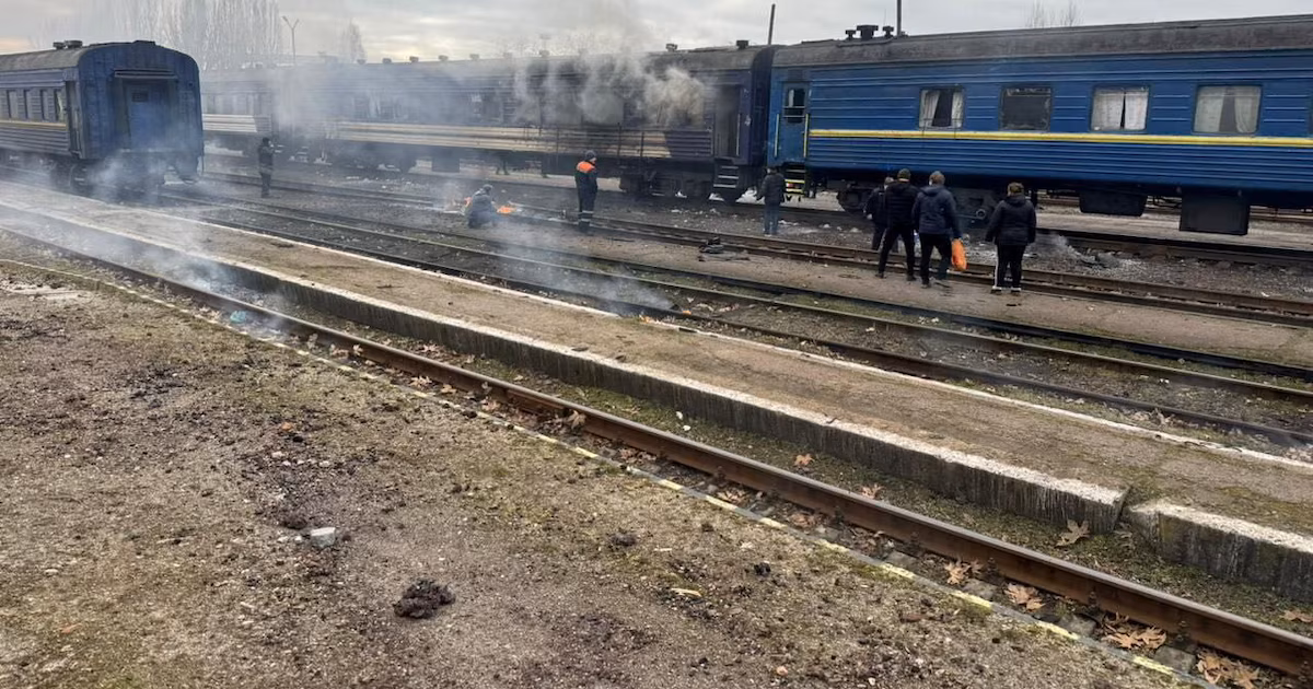 Rusia intensifica ataques a la red ferroviaria del sur de Ucrania: cinco heridos tras bombardeos en Mykolaiv y Odesa