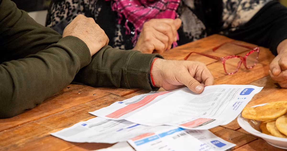 Servicios públicos subieron 11,4% en marzo: cuánto necesita una familia para luz, gas, agua y transporte