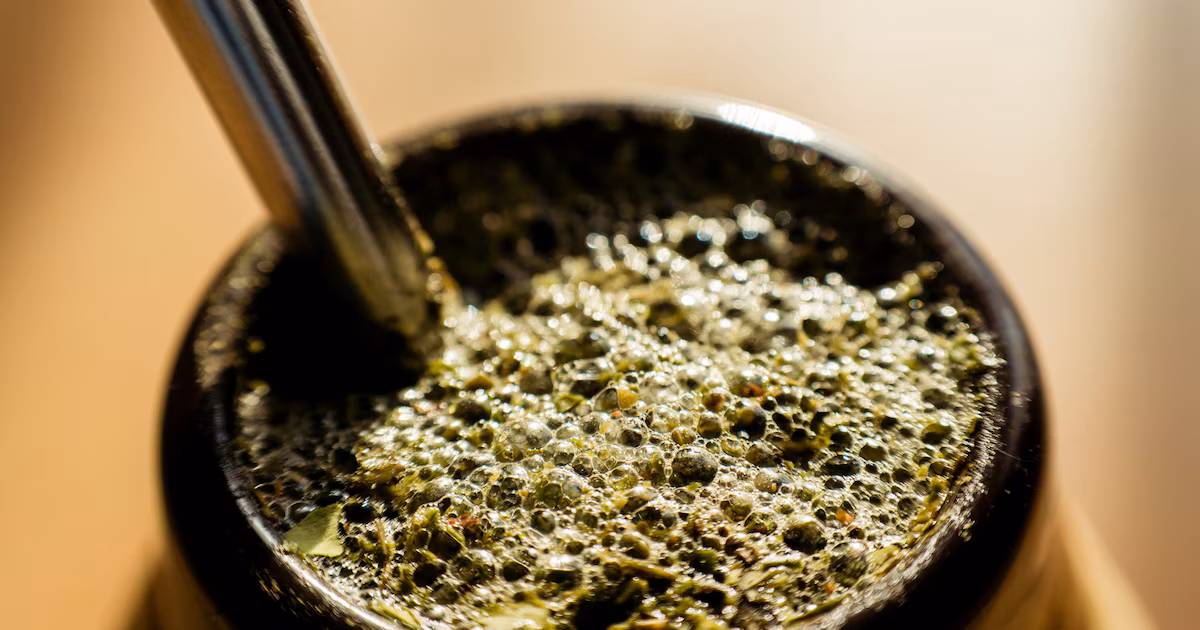 Ranking de las 20 yerbas más vendidas en Argentina: dos potencias se disputan el primer puesto, según datos del sector