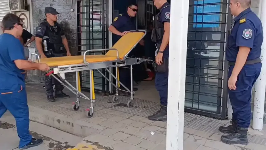 Crisis de seguridad en el Carrillo: paciente le arrebató el arma a un policía y baleó al jefe de la Comisaría Quinta