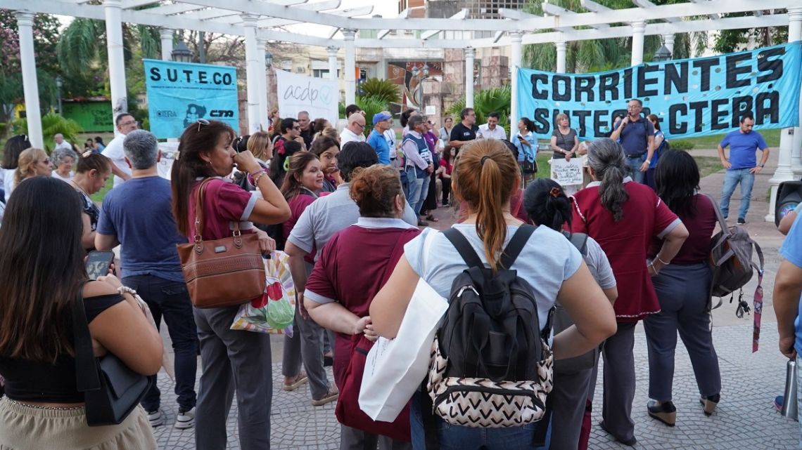 Conflicto docente en Corrientes: instalan “carpas blancas” y anuncian marchas durante toda la semana