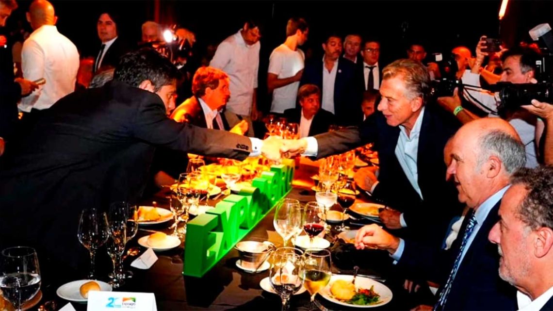 Mauricio Macri y Axel Kicillof se saludan en Expoagro durante un breve encuentro