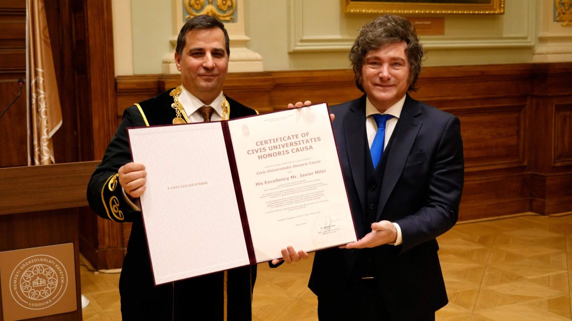 Milei regresó al país tras recibir otro doctorado Honoris Causa y una escala en Canarias