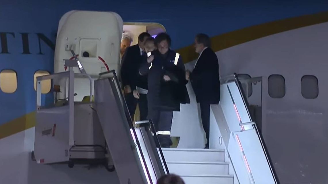 Milei llegó tarde a Chile y se perdió el inicio de la asunción de Kast