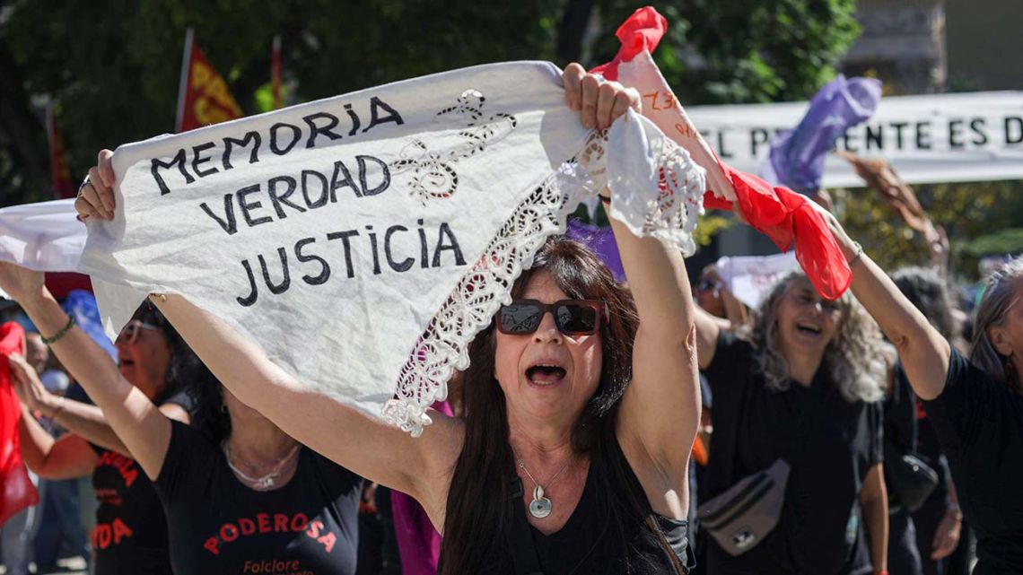 Conmemoración en Plaza de Mayo: masiva marcha por el 50° aniversario del último Golpe de Estado