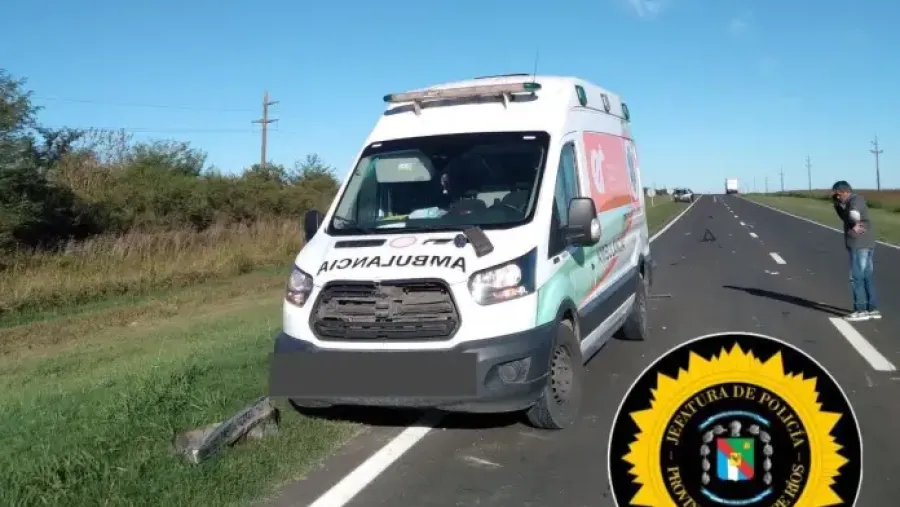 Tras un choque de camiones en la ruta 12, una cubierta salió despedida e impactó contra una ambulancia