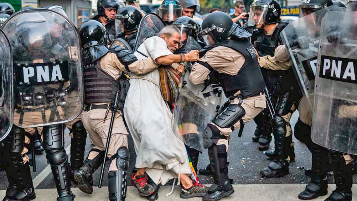 Fotógrafo argentino premiado por foto que denuncia la represión a jubilados