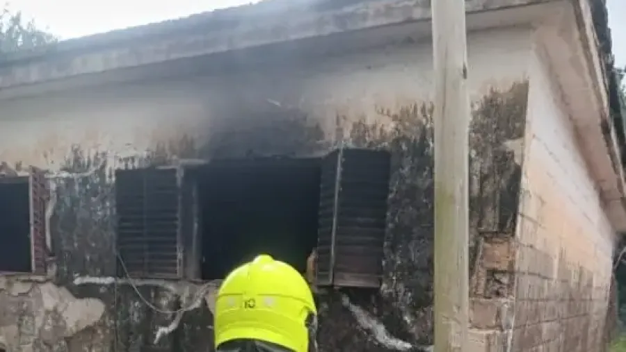 Incendiaron la vivienda del menor vinculado con once robos en comercios de Paraná