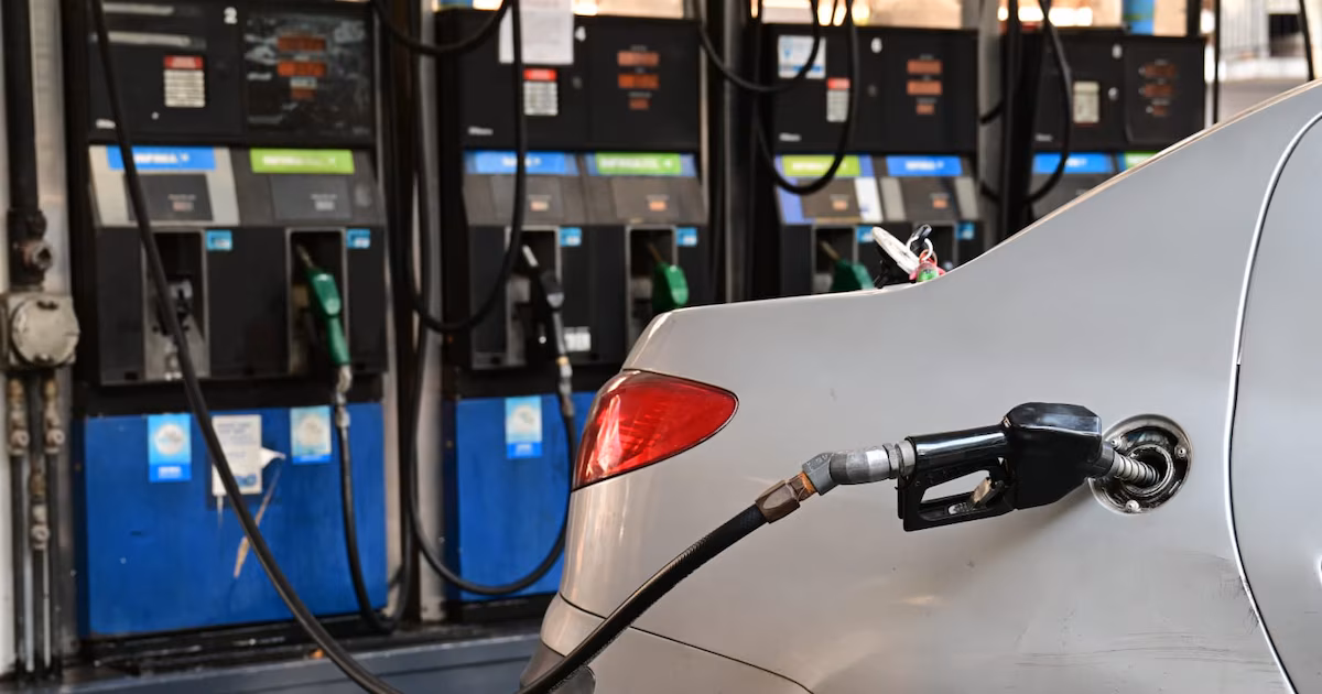 El Gobierno actualizará el Impuesto a los Combustibles en mayo y puede empujar al litro de nafta encima de los $2.000