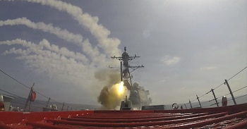 Problemas para la Argentina: la guerra dificulta conseguir fondos para pagar la deuda y hay conflictos internos en el transporte de la cosecha