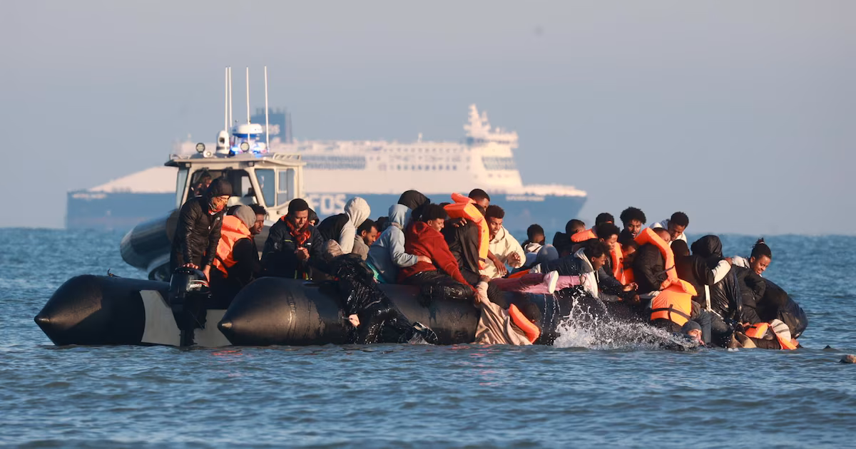 Detuvieron a un ciudadano sudanés en el Reino Unido tras la muerte de cuatro migrantes en un naufragio en el canal de la Mancha