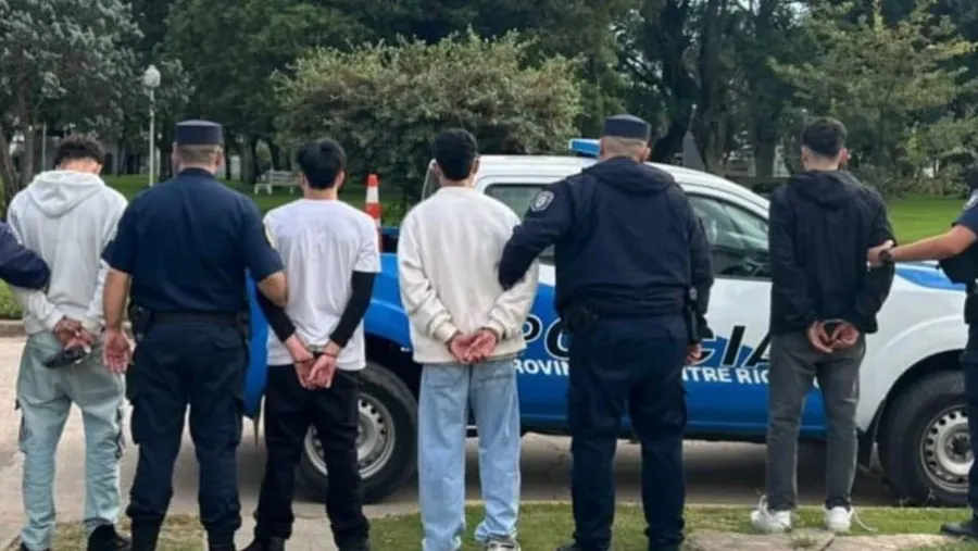 Una fuerte gresca entre jóvenes dejó cuatro detenidos, un herido y daños en un vehículo