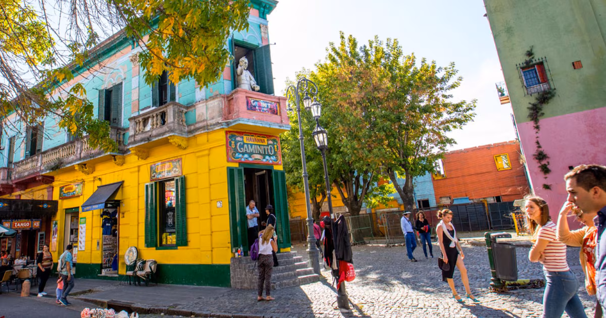 Aunque los viajes al exterior cayeron más de 12%, en el primer trimestre de 2026 el déficit turístico fue de USD 1.100 millones