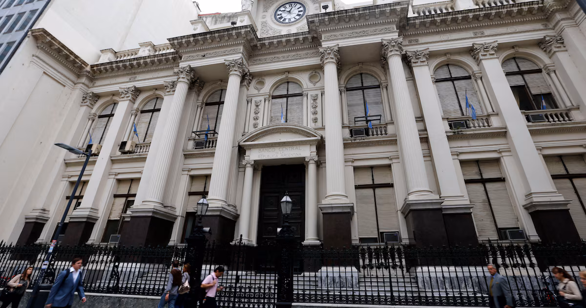 El BCRA flexibilizó una norma sobre los encajes bancarios para permitir una baja de tasas