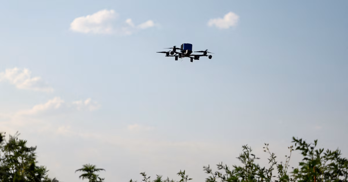 El gobierno de China limita la venta y el uso de drones en BeijingLas nuevas reglas exigen que cualquier operación con aparatos no tripulados cuente con autorización previa y establecen sanciones económicas para quienes incumplan las restricciones, incluyendo a los comercios que ofrezcan estos dispositivos en la capital