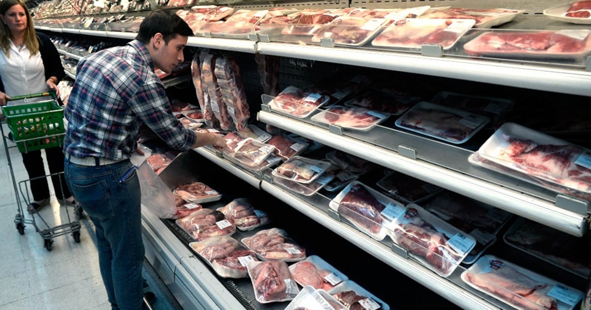 La carne impulsó la inflación en marzo y ya hay municipios que pagan sueldos con vales