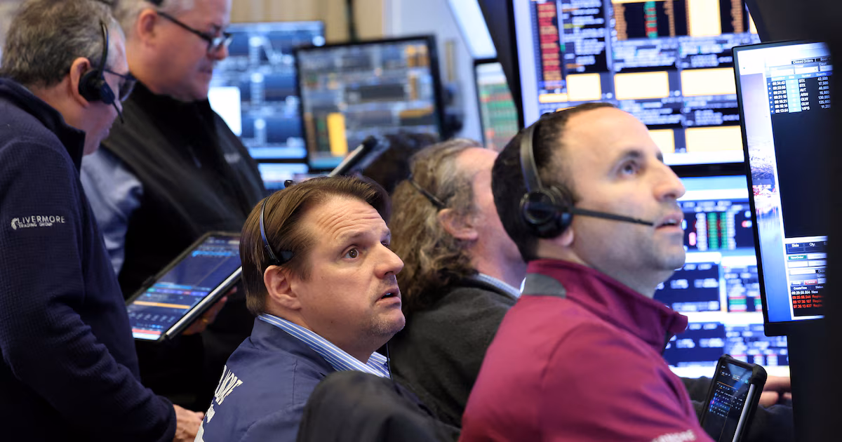 Mercados: el petróleo sube 5% y apuntala otra vez a las acciones argentinas del sectorLos índices de Wall Street operan dispares y el barril de crudo se negocia en su precio más alto en un mes. El S&P Merval cae 1,2% y el riesgo país argentino cede a 577 puntos