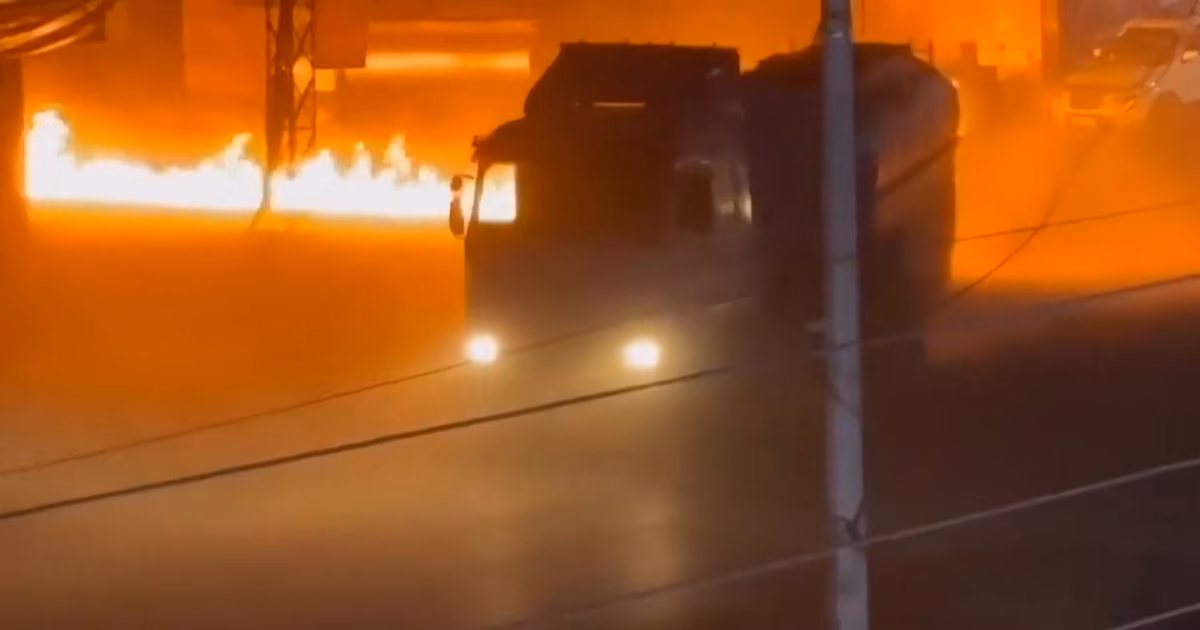 El impactante video de un camión en llamas que intenta evitar una explosión y termina dejando varios heridos en Siria