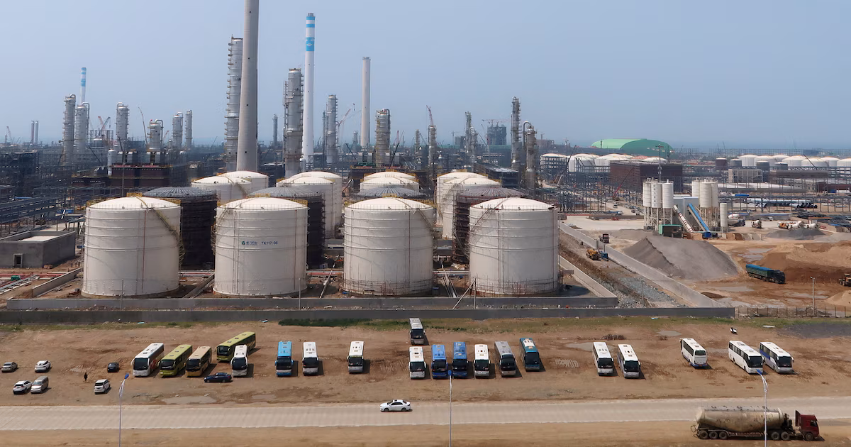 Estados Unidos sancionó a 35 entidades vinculadas a las finanzas clandestinas del régimen de IránEl Departamento del Tesoro advirtió a bancos y refinerías chinas sobre posibles represalias si continúan procesando petróleo iraní o facilitando pagos vinculados a Teherán