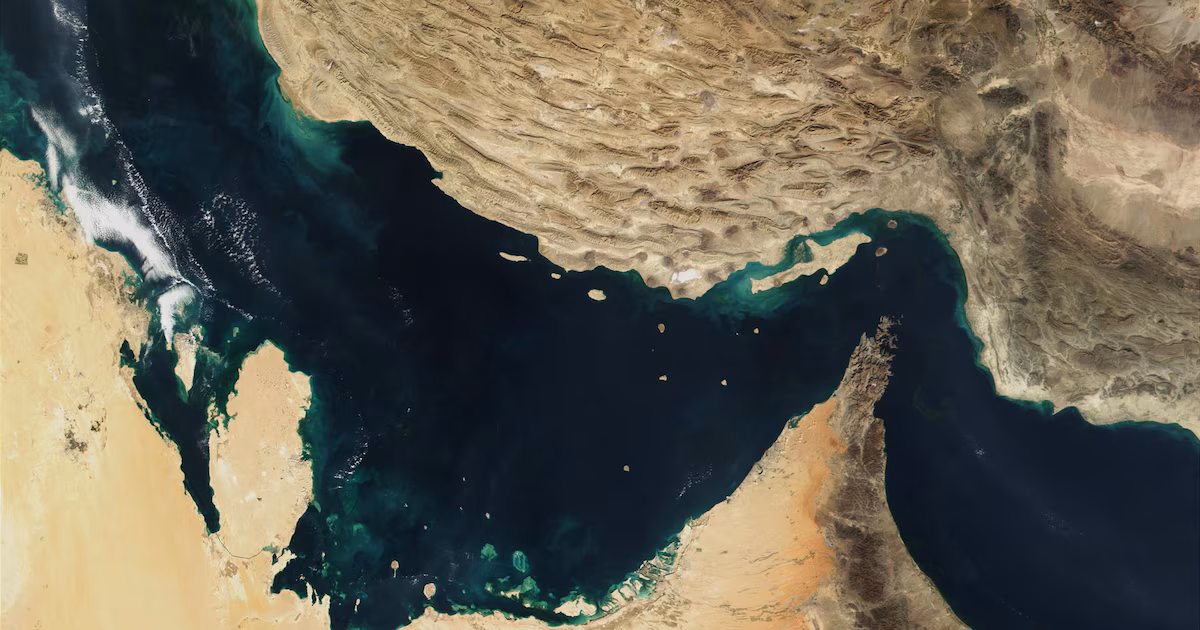 Una colisión tectónica, 35 millones de años de historia y rutas petroleras en movimiento perpetuo: así es el Estrecho de Ormuz