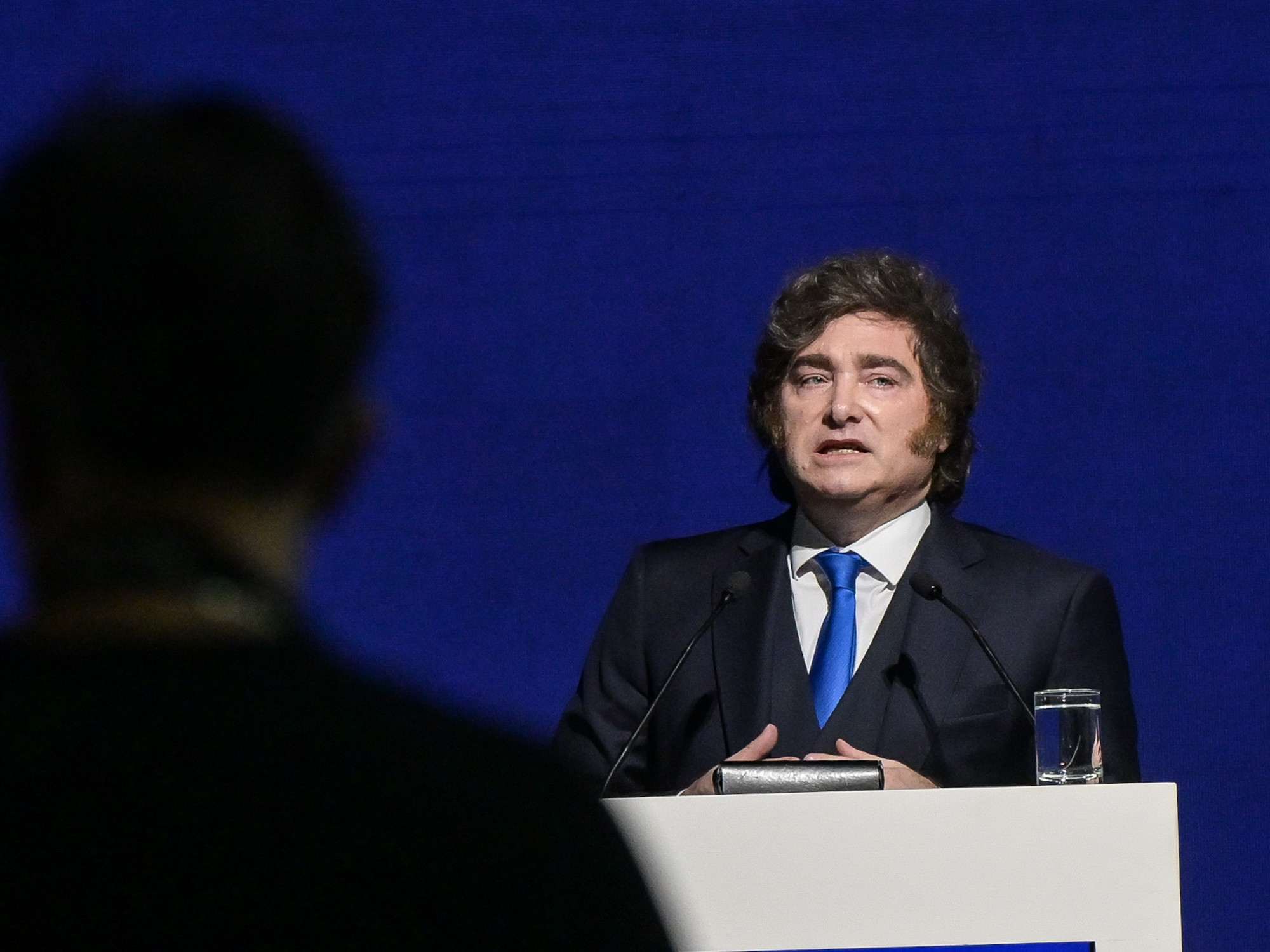 Milei atado al mástil: entre Ulises y la guerra digital