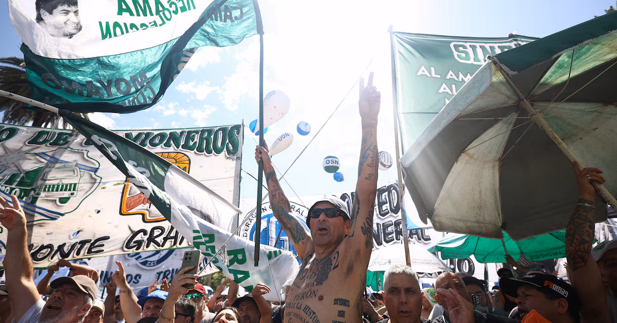 Marcha de la CGT, en vivo: organizaciones políticas y sindicales arriban a Plaza de MayoLa Confederación General del Trabajo marchará esta tarde hacia Plaza de Mayo, en contra de la aprobación de la reforma laboral