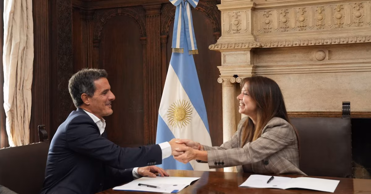 El Ministerio de Capital Humano y Axion Energy firmaron un acuerdo para brindar formación laboralEl convenio permitirá que los interesados puedan acceder a capacitaciones orientadas a la atención al cliente, resolución de conflictos y trabajo en equipo