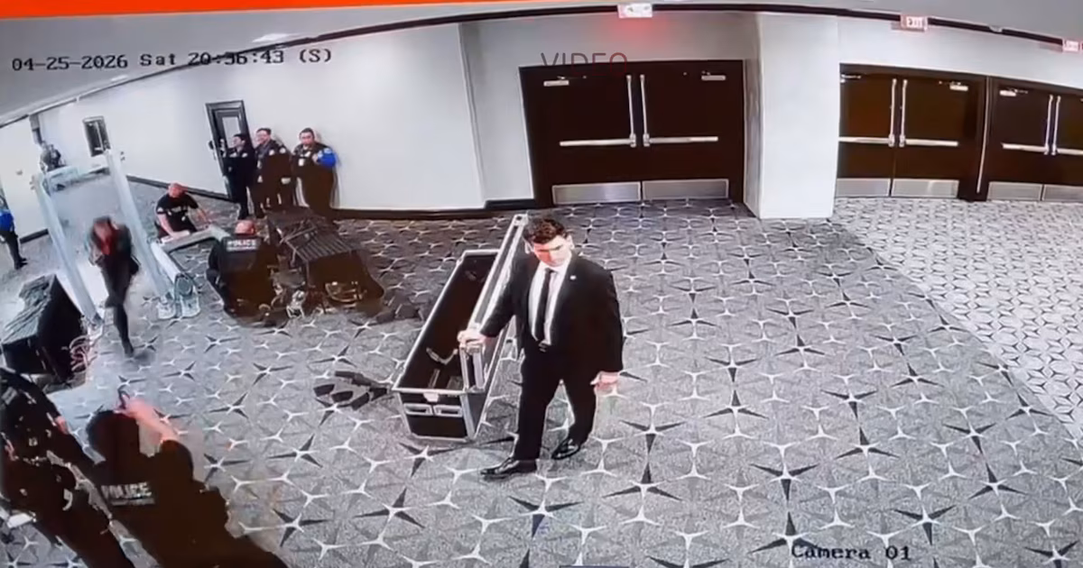 Las imágenes del momento en que el Servicio Secreto disparó contra el hombre que quería matar a TrumpUn video de vigilancia revisado por The Washington Post ofrece una perspectiva más clara de los segundos en los que el pistolero atraviesa un puesto de control a metros del recinto donde se realizaba la Cena de Corresponsales