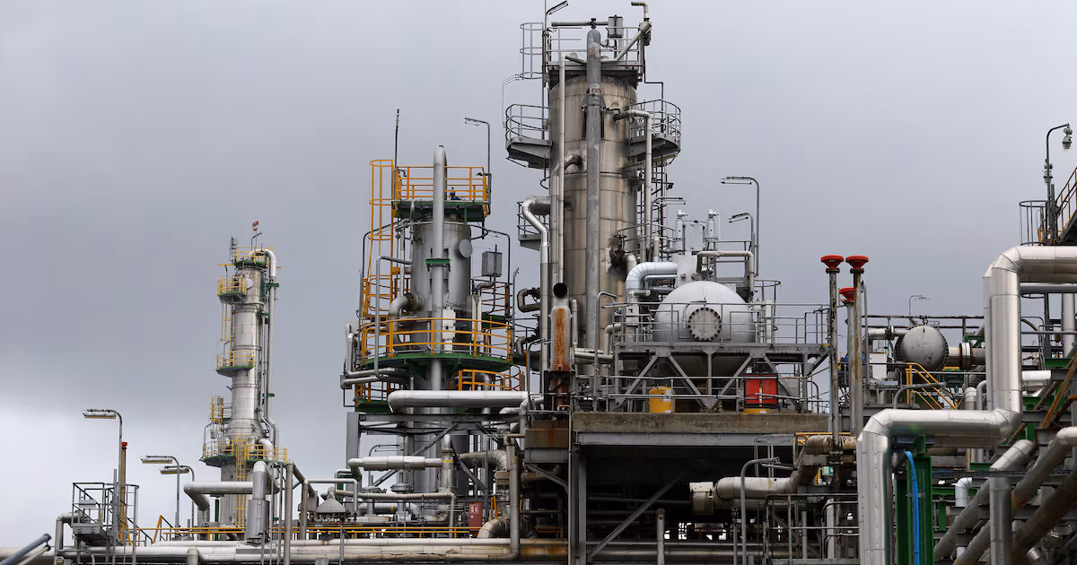 El tráfico y la tensión en Medio Oriente podrían impedir una rápida caída en los precios de la gasolina