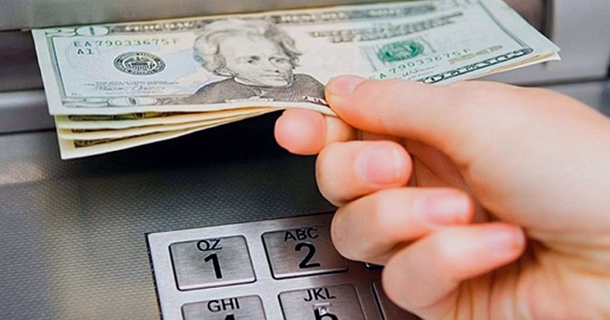 Menos cepo cambiario: cuál es la restricción que eliminó el Gobierno para usar la tarjeta de crédito en el exterior