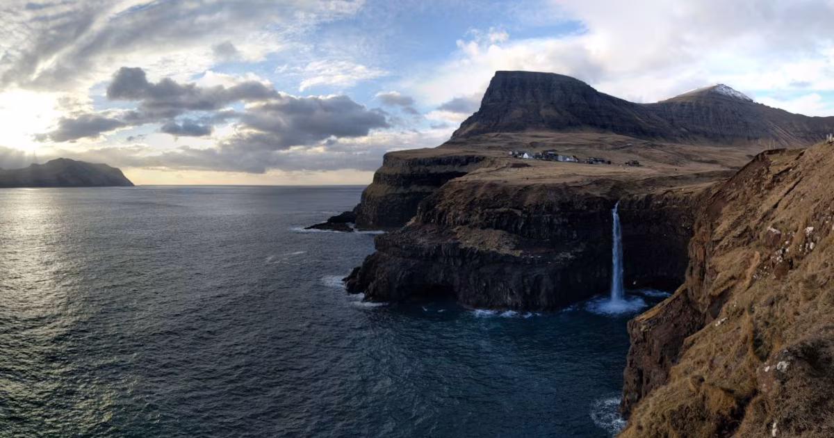 Cascadas, gansos y casas de césped: así es la vida en Gasadalur, el remoto paraje de las Islas Feroe con solo 15 habitantes