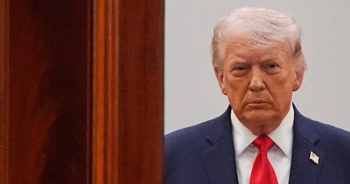 Donald Trump ordenó a sus asesores prepararse para un bloqueo prolongado contra el régimen de IránLa decisión se consolidó en reuniones recientes, incluida una celebrada el lunes en la Sala de Crisis de la Casa Blanca, donde el líder republicano evaluó las alternativas disponibles y resolvió sostener la presión sobre la economía iraní y sus exportaciones de petróleo