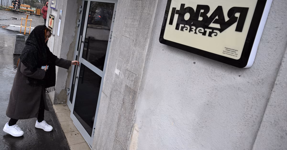 Nóvaya Gazeta, último diario opositor de Rusia, fue allanado por agentes enmascarados en Moscú