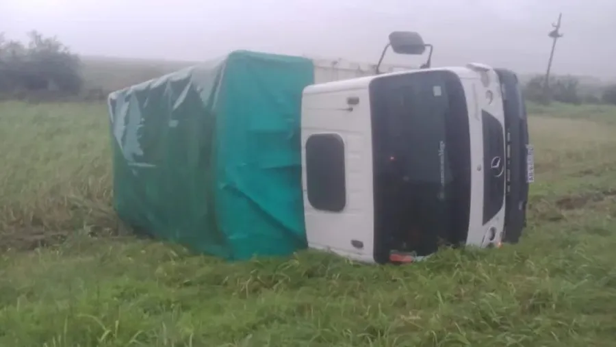 En plena tormenta, volcó un camión en la ruta nacional 12, cerca de Alcaraz