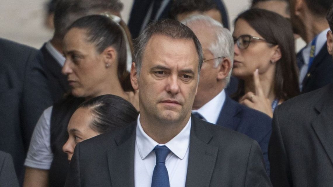 El biógrafo de Milei pidió la renuncia de Manuel Adorni y lo calificó de “sinvergüenza que se aferra al poder”