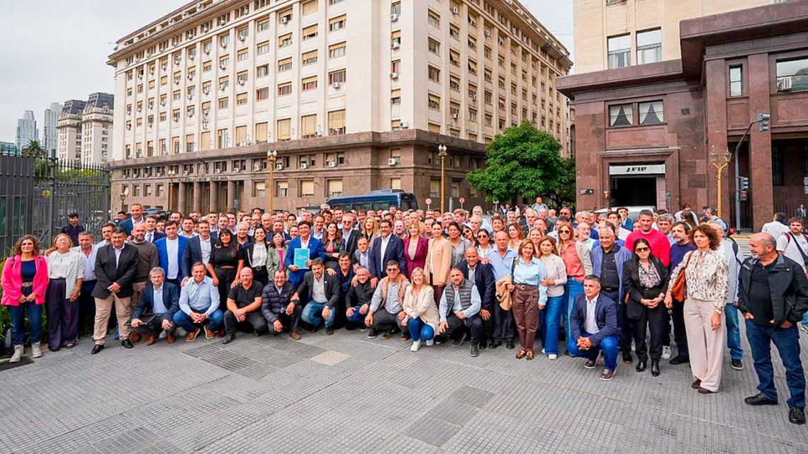 Intendentes de todo el país fueron a reclamarle a Caputo por el precio de la nafta