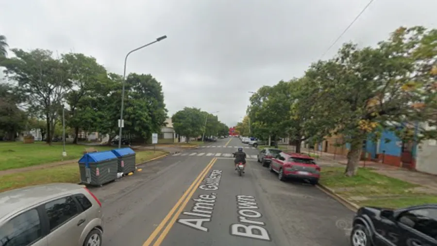 Un hombre fue apuñalado frente a la plaza Ramírez de Paraná y pelea por su vida en el hospital