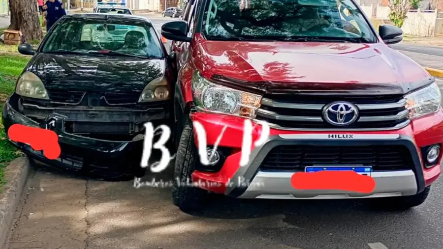 Paraná: bomberos rescataron a un hombre que quedó atrapado en el auto tras un choque