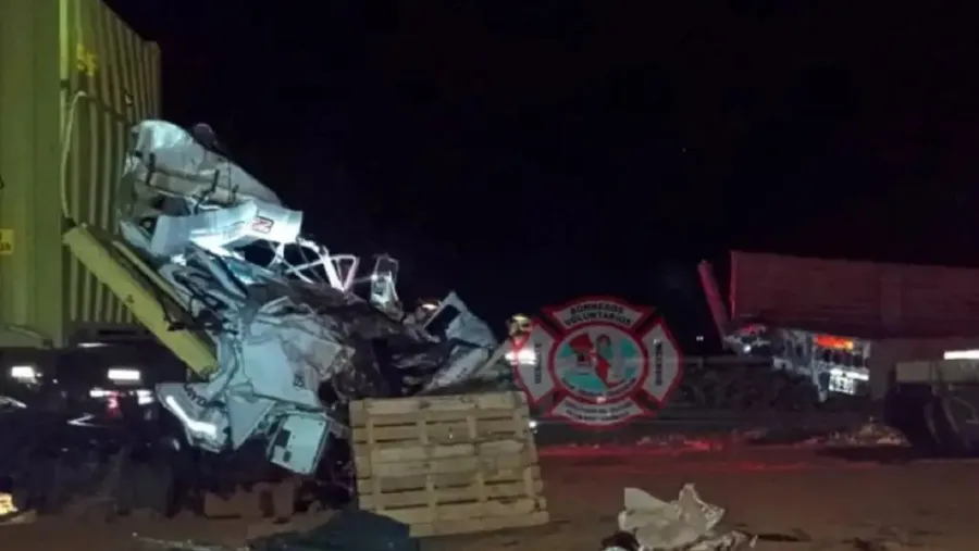 Fuerte choque entre camiones en la ruta 14 dejó un conductor con graves lesiones